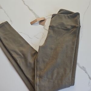 NWT SKIMS Olive Leggings